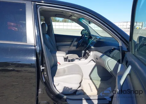 2010 Toyota Highlander Base V6 z USA, uszkodzony, nr VIN 5TDZK3EH6AS019216